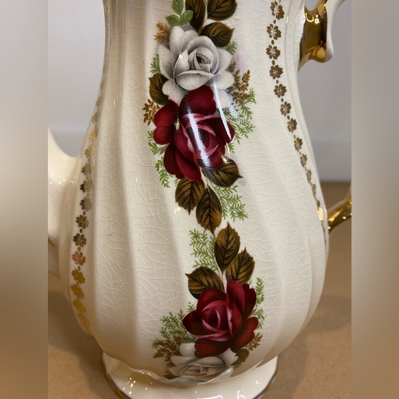 Sadler Bone China Coffee Pot/Teapot Swirl Red White Roses Very Gilded Gold Trim - Picture 3 of 16